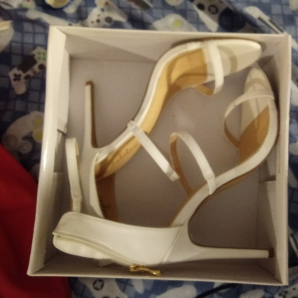 Snow White Heels 8 1/2 BrandNew - Picture 2 of 2
